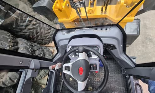 Фронтальный погрузчик HZM XC500: вид за рулем